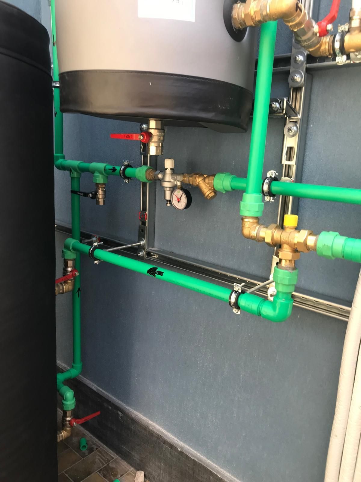 Uno scaldabagno con tubi verdi collegati