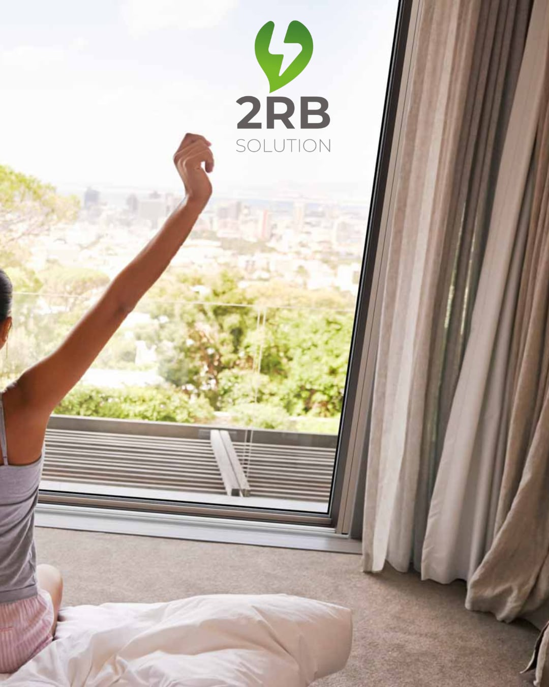 Donna che si stiracchia sul letto, godendosi la mattina con una vista luminosa e naturale. Logo