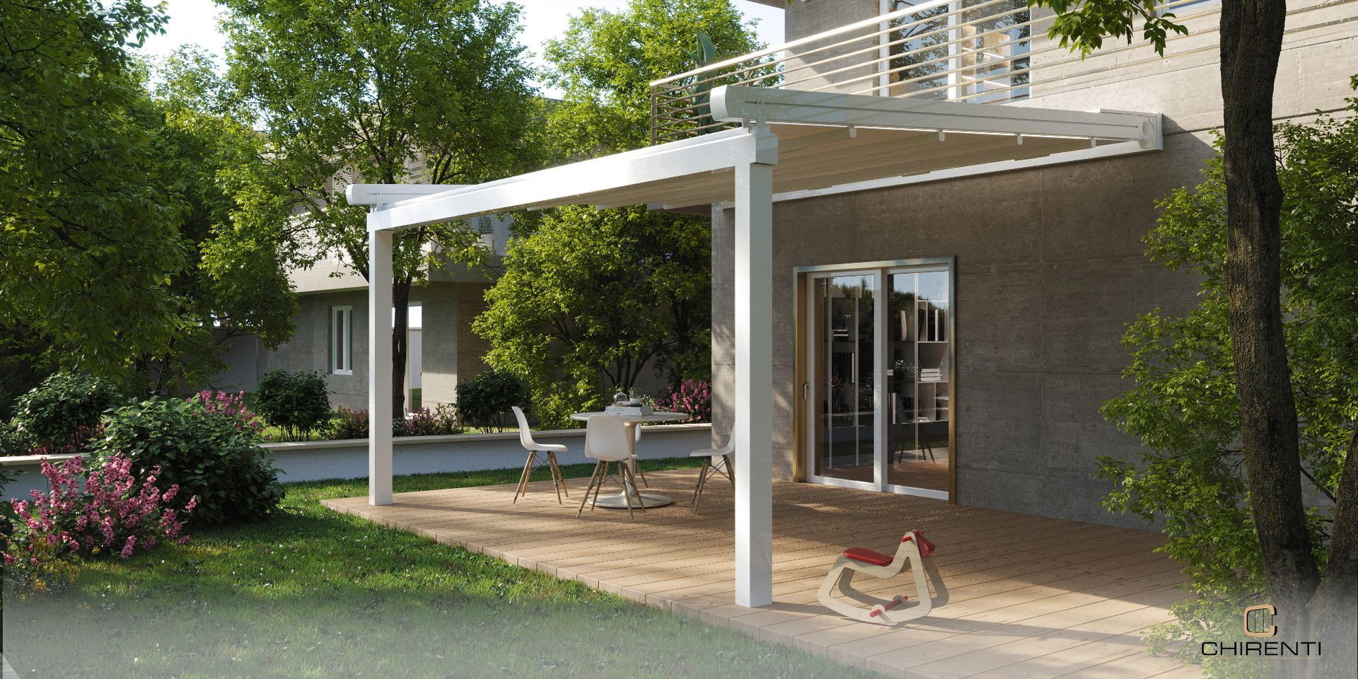 Un patio sul retro con un pergolato bianco, un tavolo, delle sedie e un cavallo giocattolo a terra; il tutto è circondato da alberi e vegetazione.