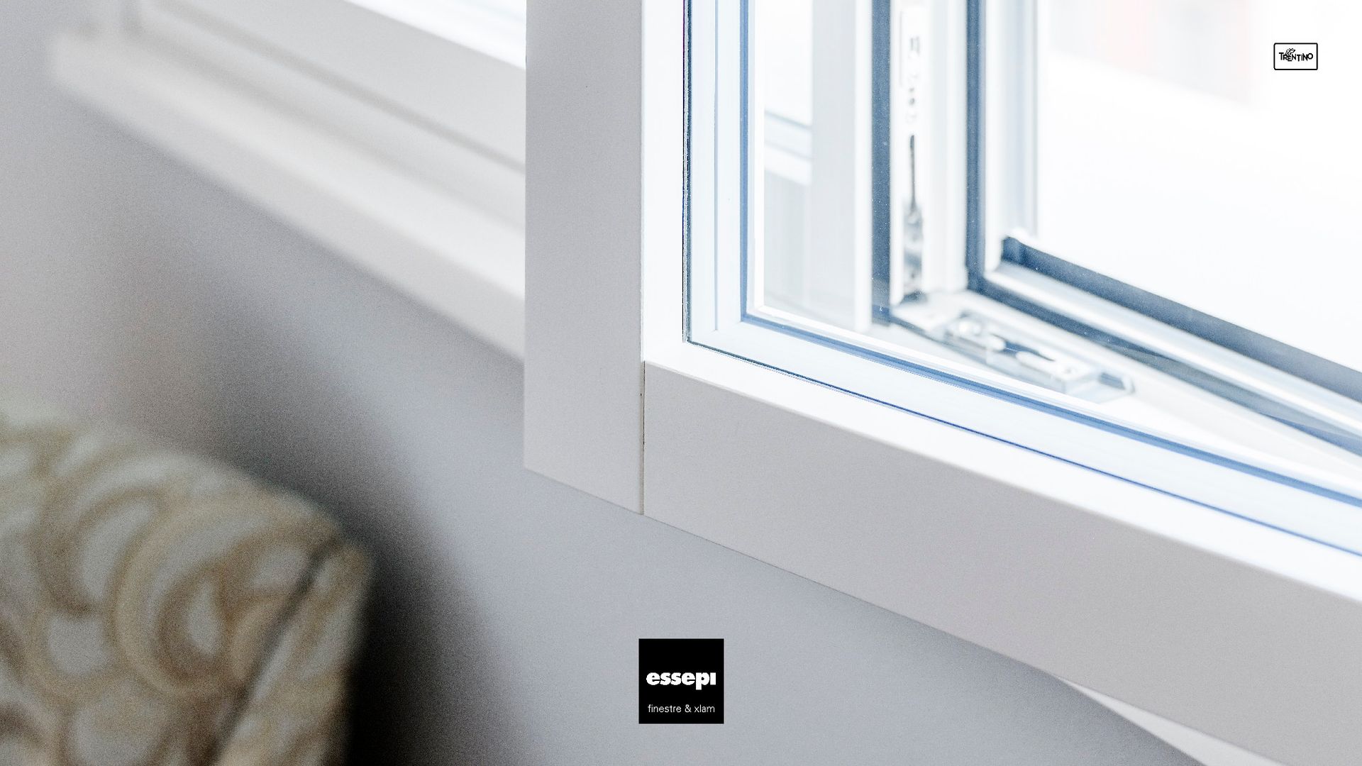 Telaio della finestra bianco con vetro aperto, vista interna.