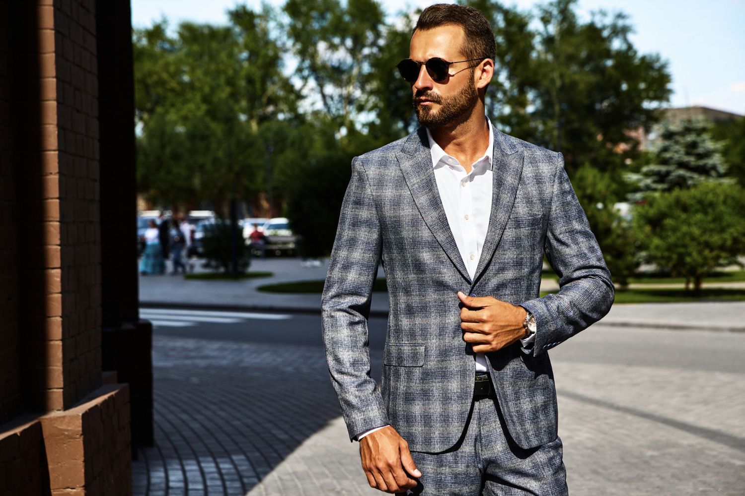 Un hombre con una chaqueta de cuadros grises y una camisa blanca