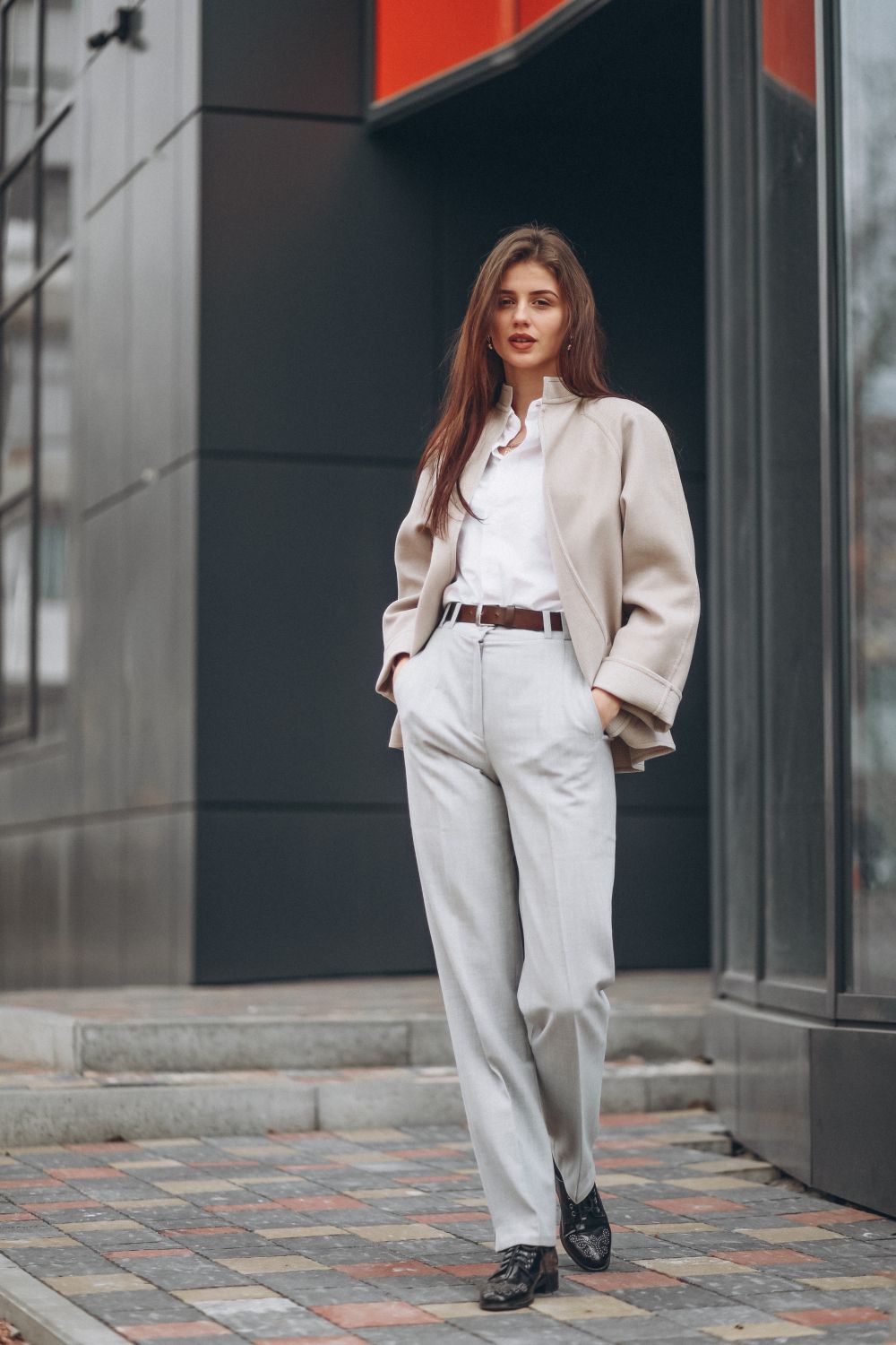 Frasco de perfume en blanco y negro, etiqueta “BLACKOU” y “OUD VANILLA”, sobre tela de satén oscuro.