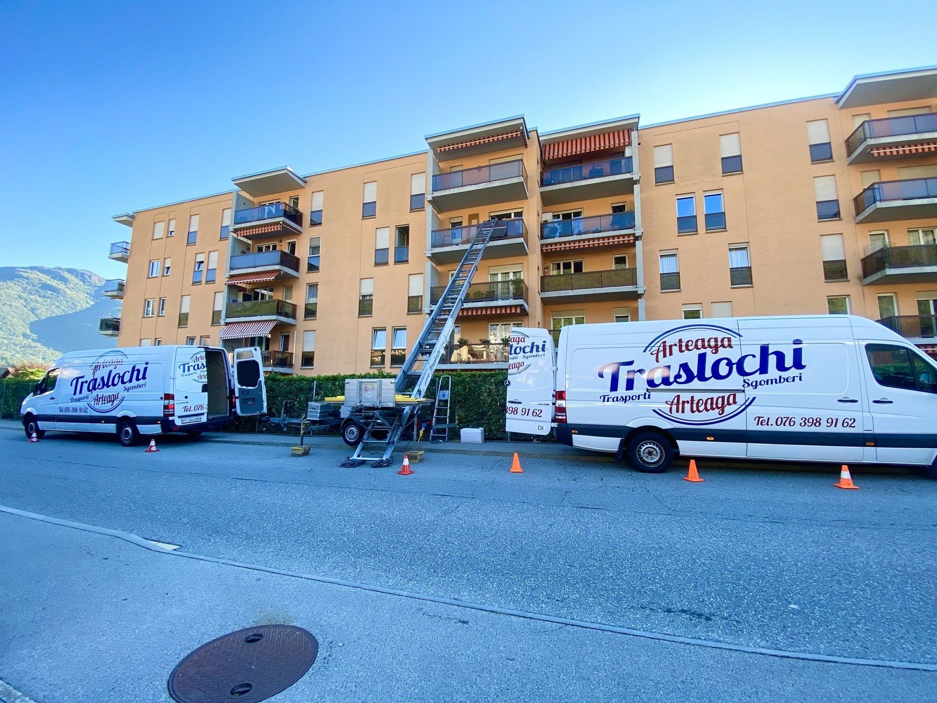 Due camion Arteaga e Montacarichi in funzione durante trasloco in Svizzera al terzo piano