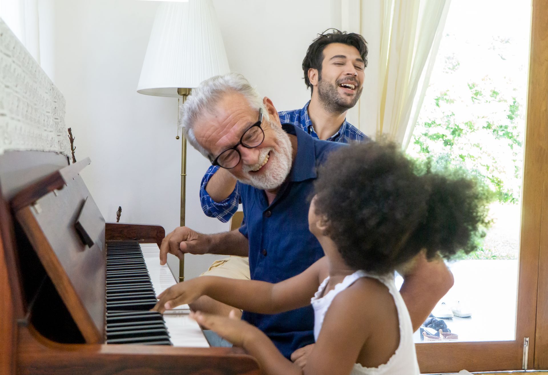 traslocare un pianoforte, bambina che suona il pianoforte in casa