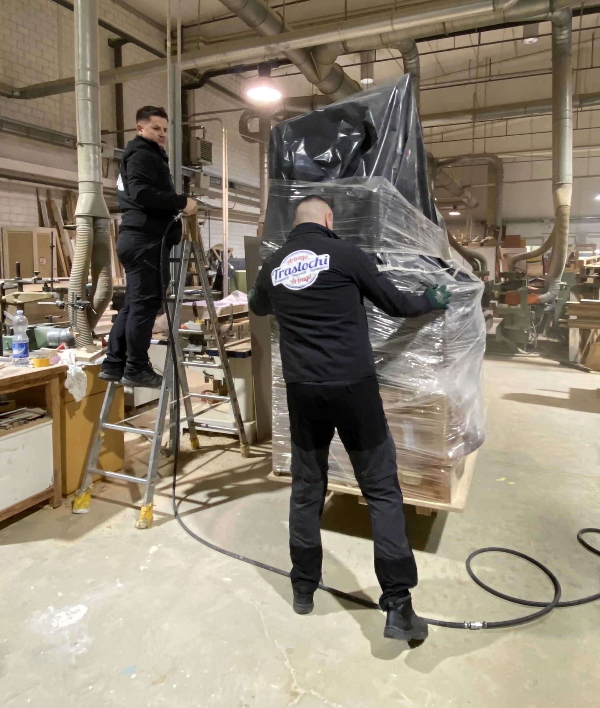 due uomini stanno lavorando per un imballaggio di mobili