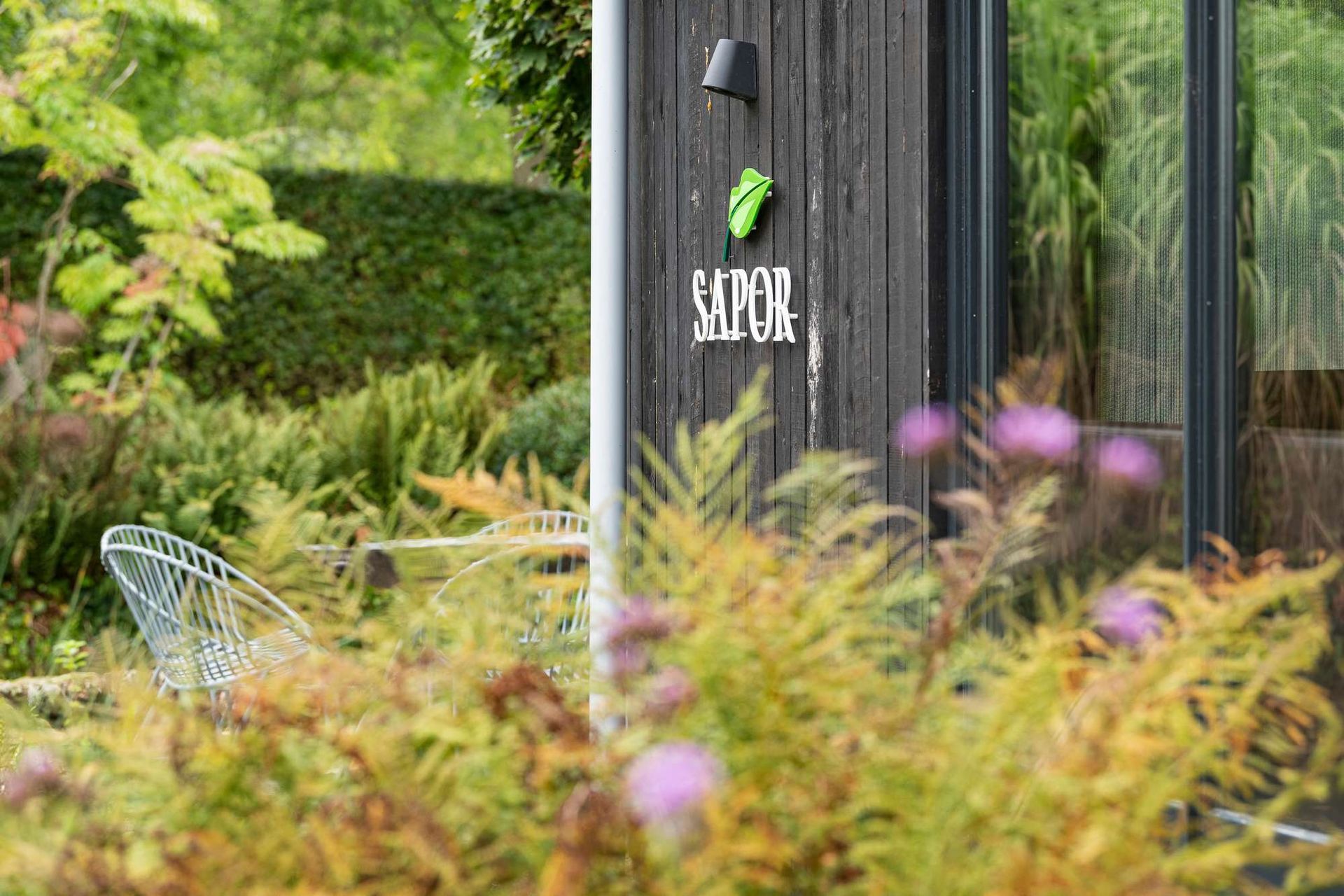 Zwarte houten constructie met het opschrift 