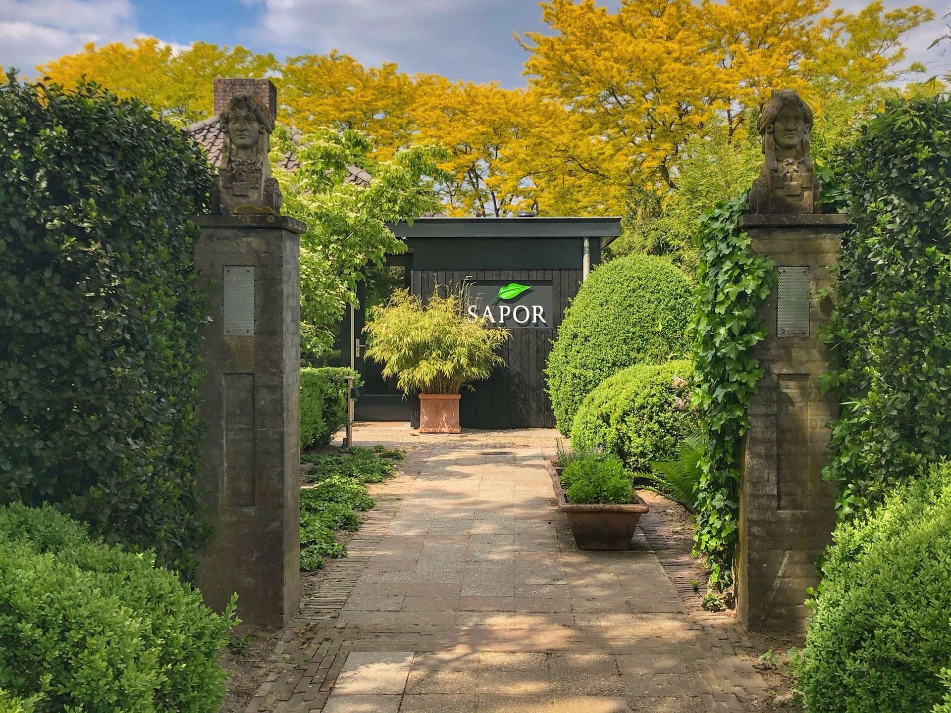 Een stenen pad leidt naar een gebouw met het opschrift 