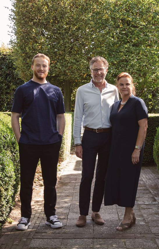 Een zwarte houten muur met een groen blad erop en het woord sapor erop.