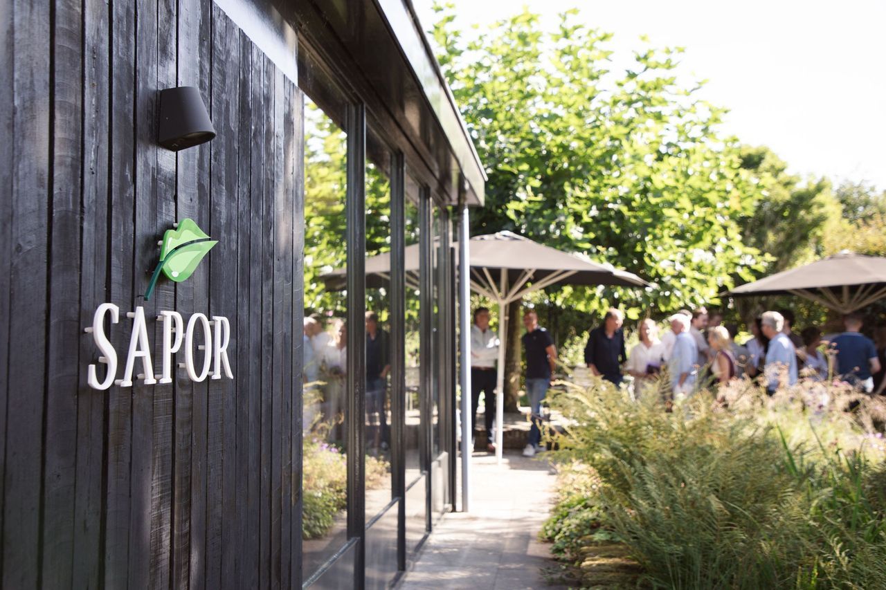 Zwart houten gebouw met 