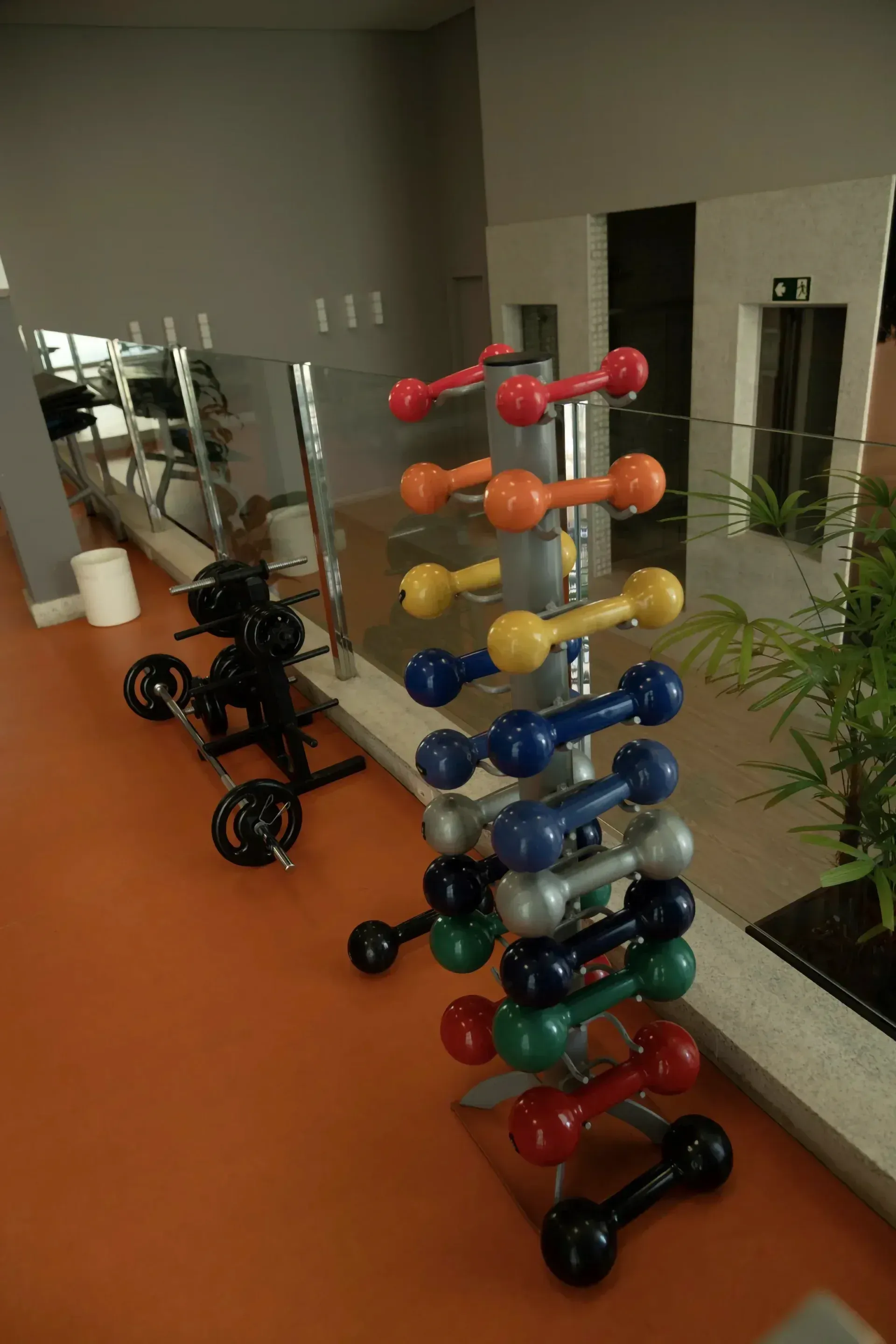 Vários halteres empilhados uns sobre os outros em uma academia.