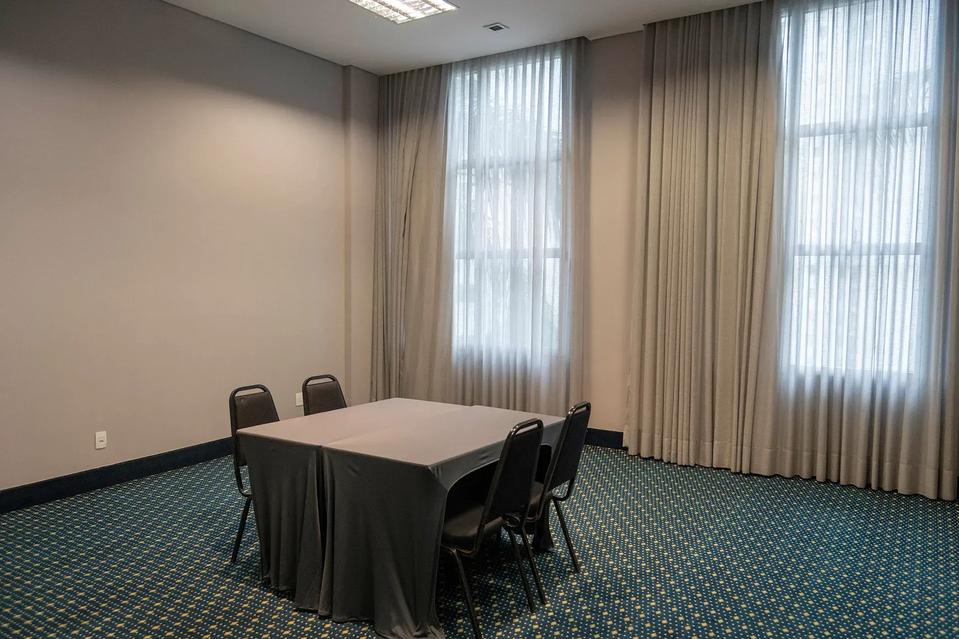 Há uma mesa e cadeiras na sala.