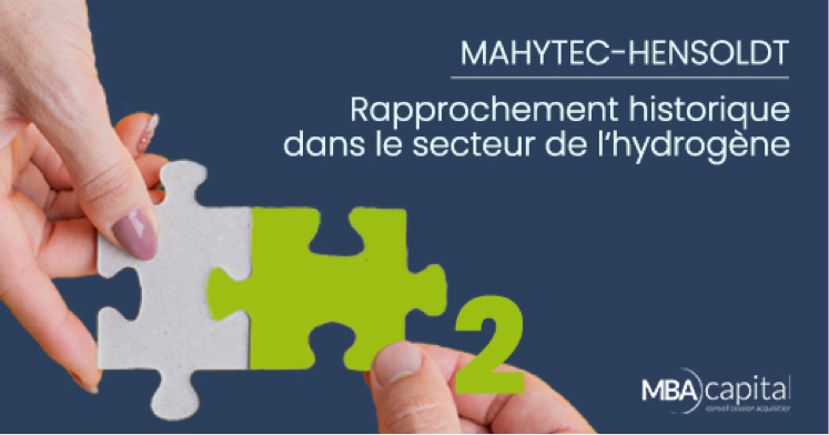 Une personne tient une pièce de puzzle avec le numéro 2 dessus