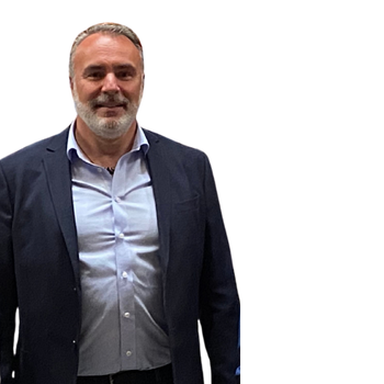 Un homme avec une barbe porte un costume et une chemise bleue
