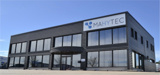 Un grand bâtiment avec mahytec écrit dessus