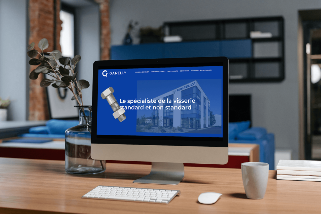 Un ordinateur est posé sur un bureau en bois avec un clavier et une souris.