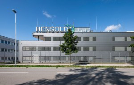Un grand bâtiment avec le mot hensold dessus