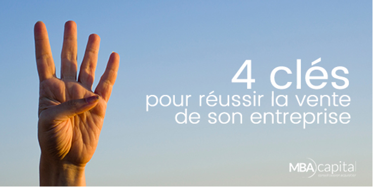 La main d'une personne montre le chiffre quatre en français