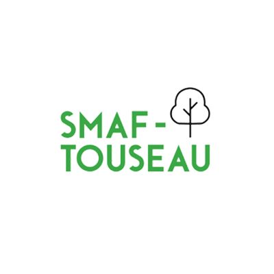 Le logo de smaf-touseau a un arbre au milieu.