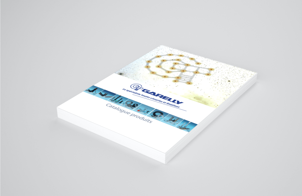 Un livre blanc est posé sur une surface grise.