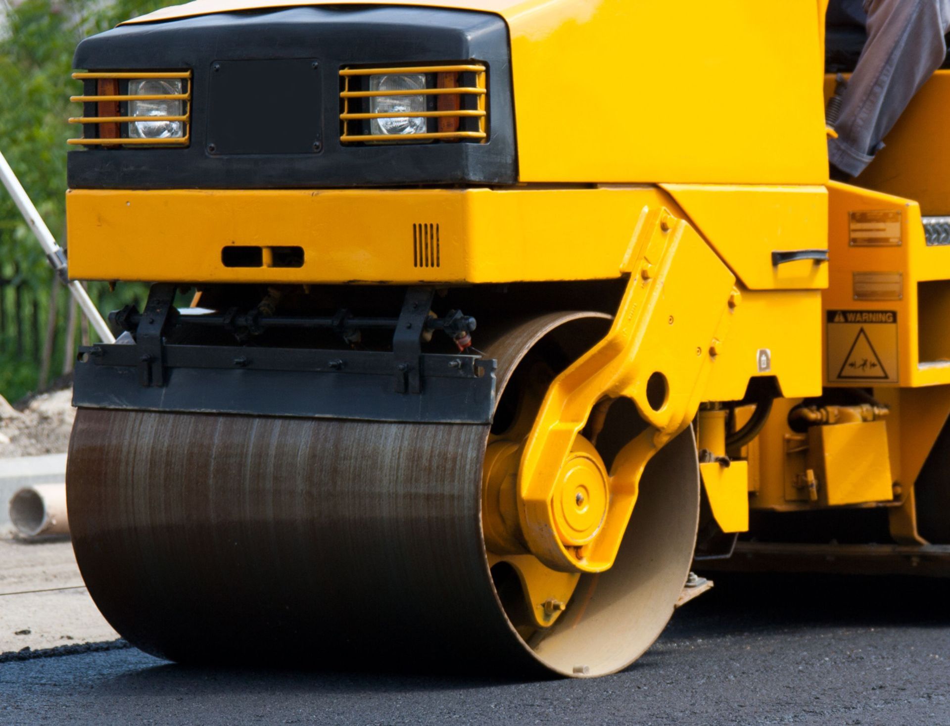 An expert in asphalt paving performing professional and quality services