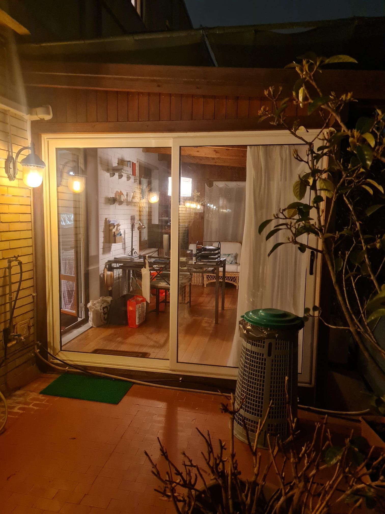 Le porte scorrevoli in vetro rivelano l'interno di una stanza luminosa.