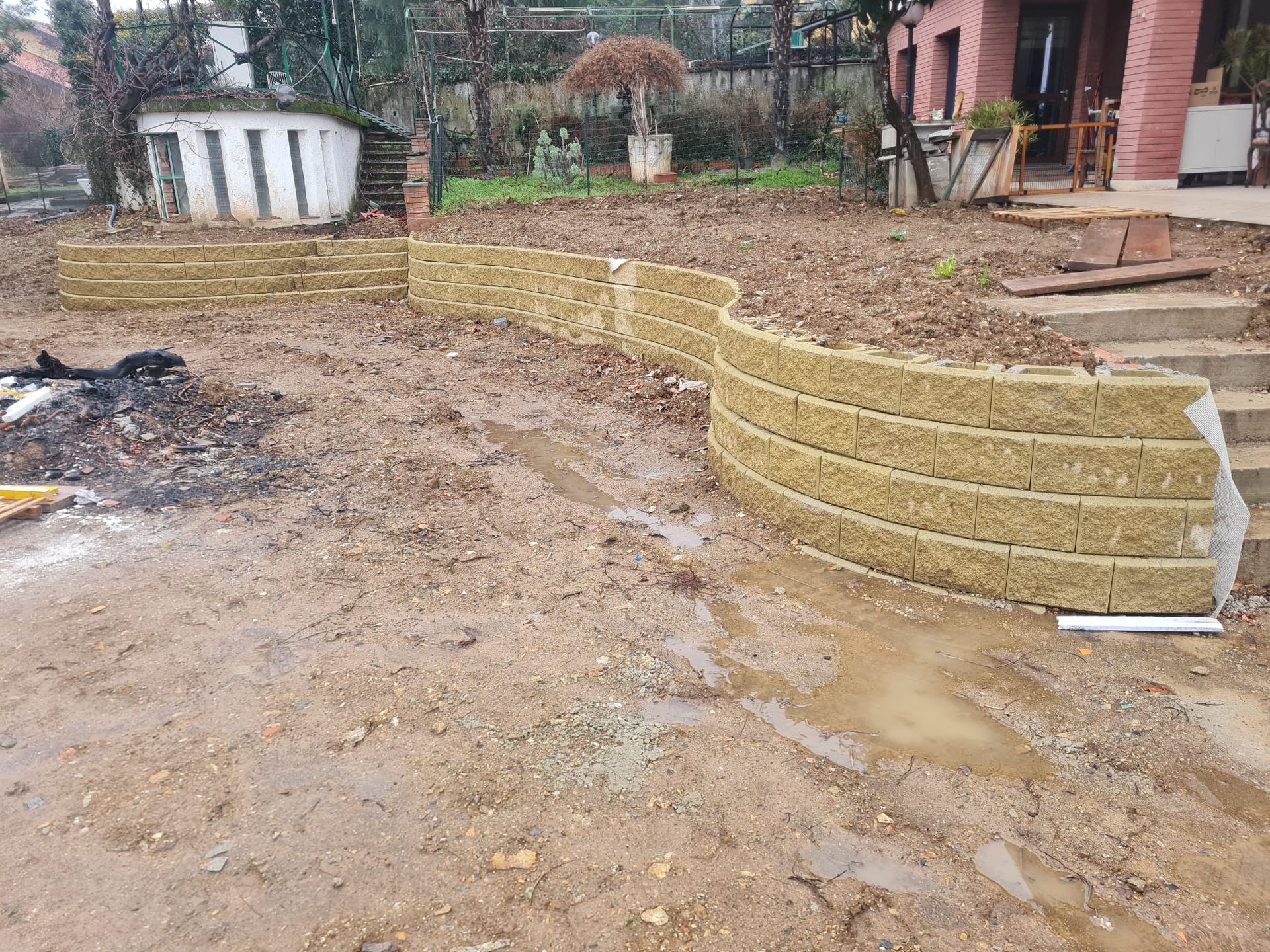 Muro di contenimento curvo fatto di blocchi accatastati