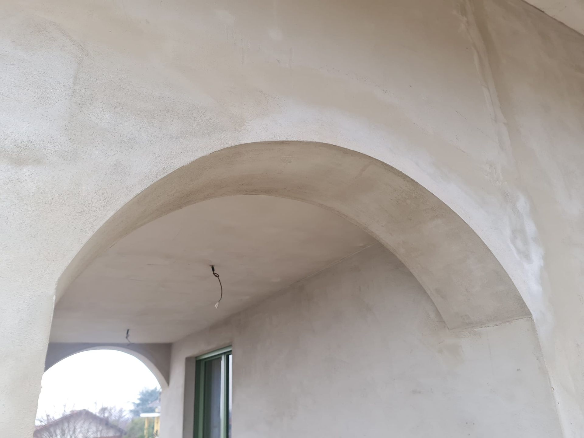 Vista interna del soffitto a volta di un edificio, non rifinito con intonaco a vista