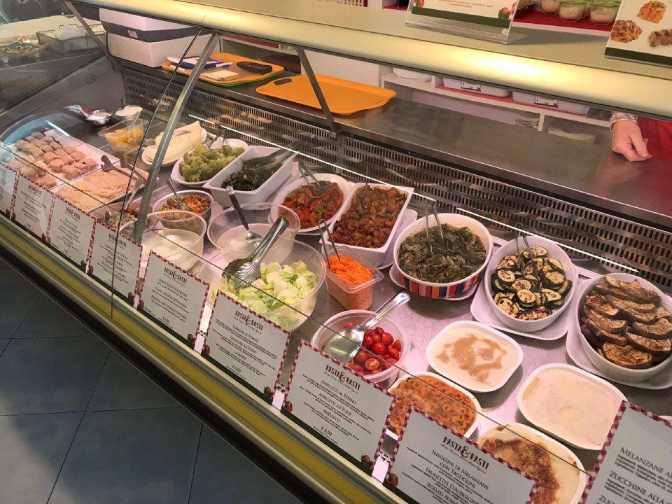 Bancone con di sughi freschi e contorni