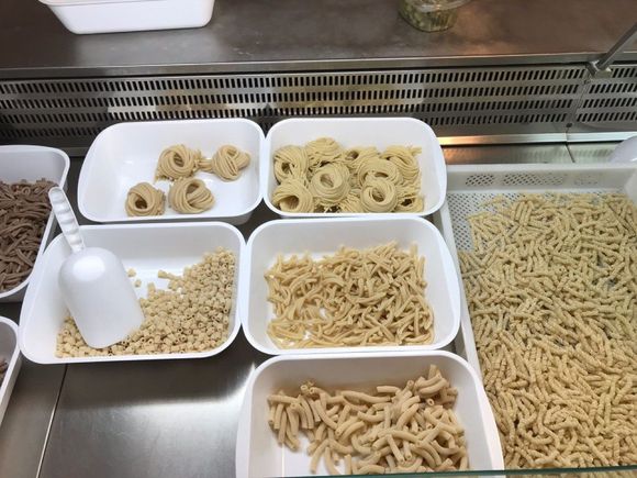 Diversi tipi di pasta fresca esposti al bancone
