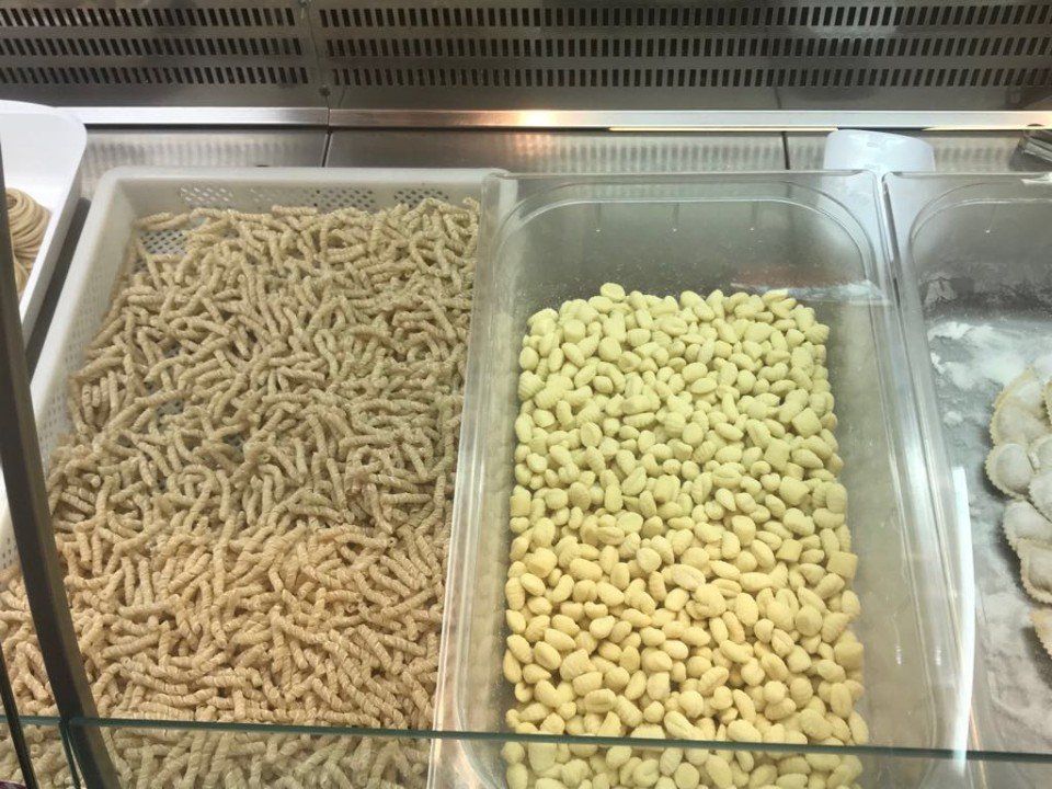 Gnocchetti e sedanini freschi in esposizione