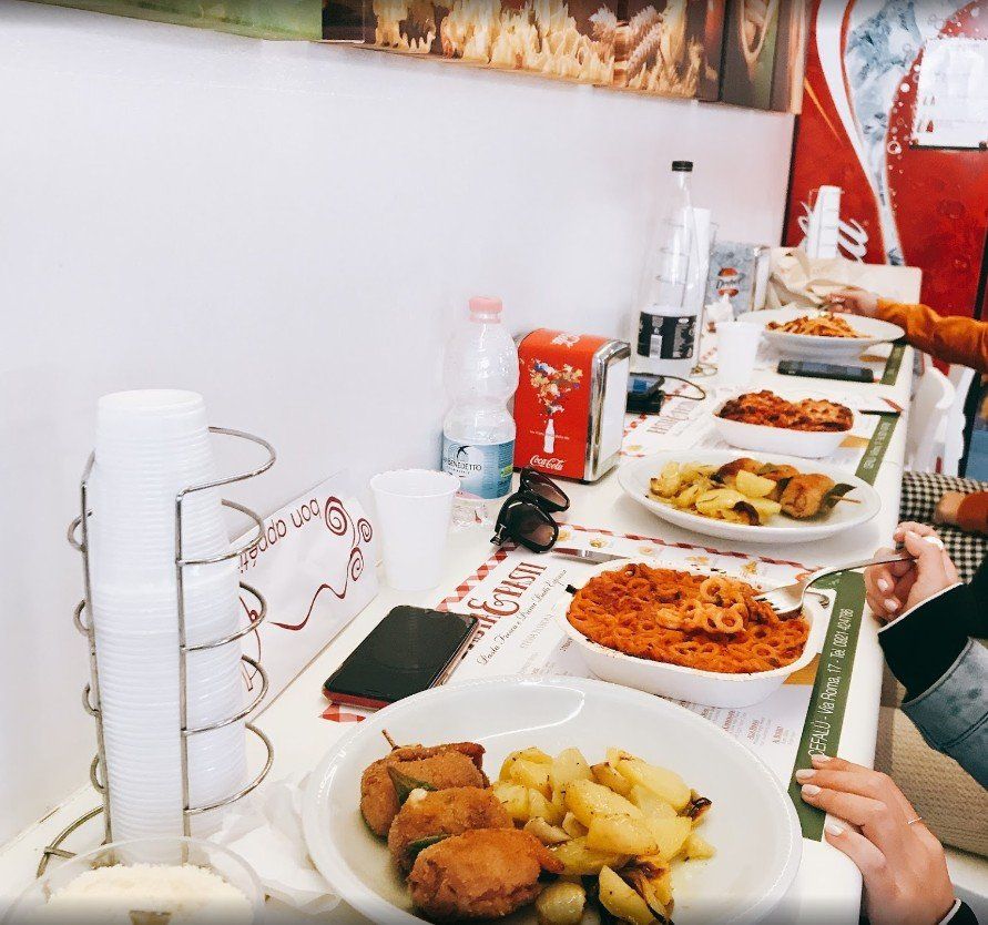 Piatti tipici siciliani degustati al bancone