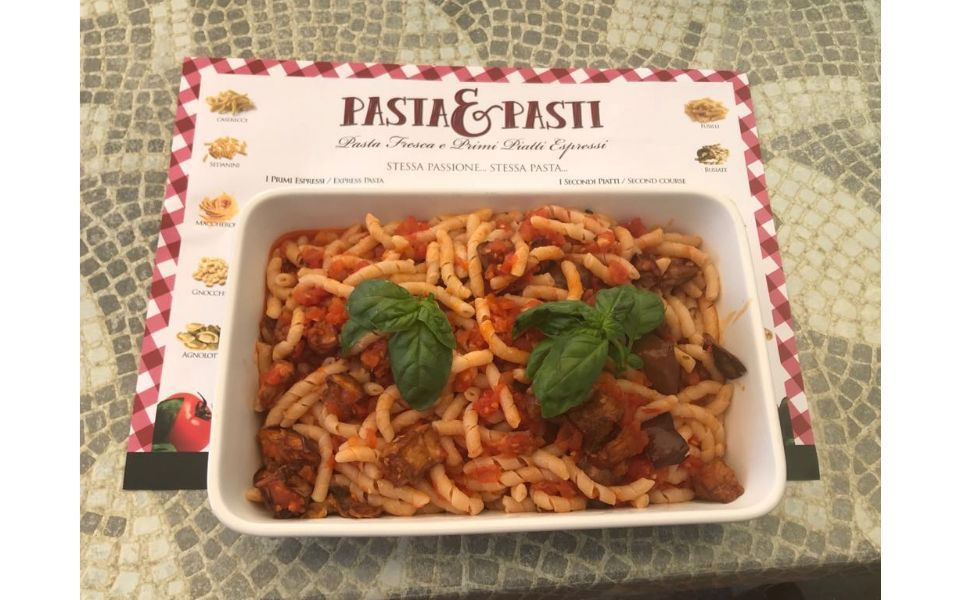 Piatto di pasta corta al pomodoro e basilico