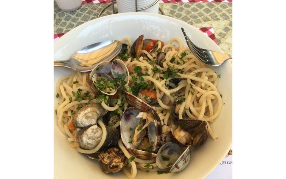 Piatto di spaghetti bianchi alle vongole