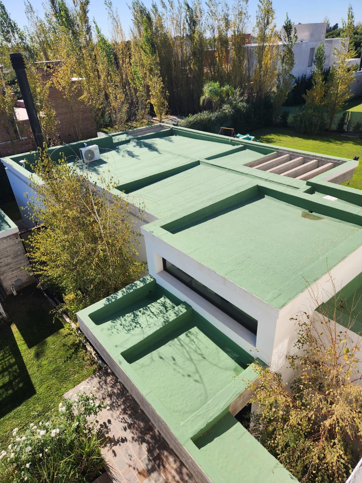 Vista aérea de una casa con techo verde.