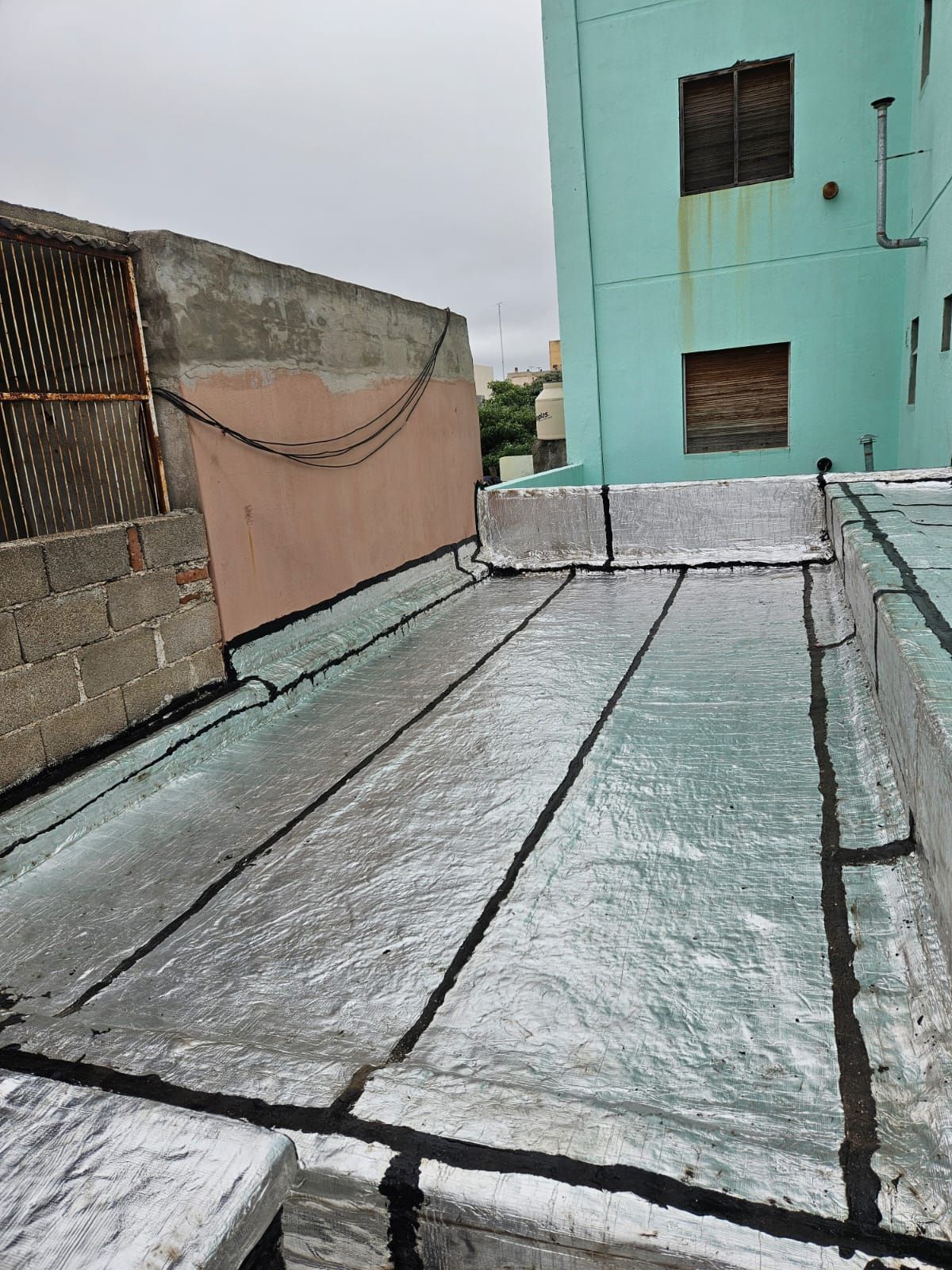 Un edificio con un techo cubierto con papel de aluminio.