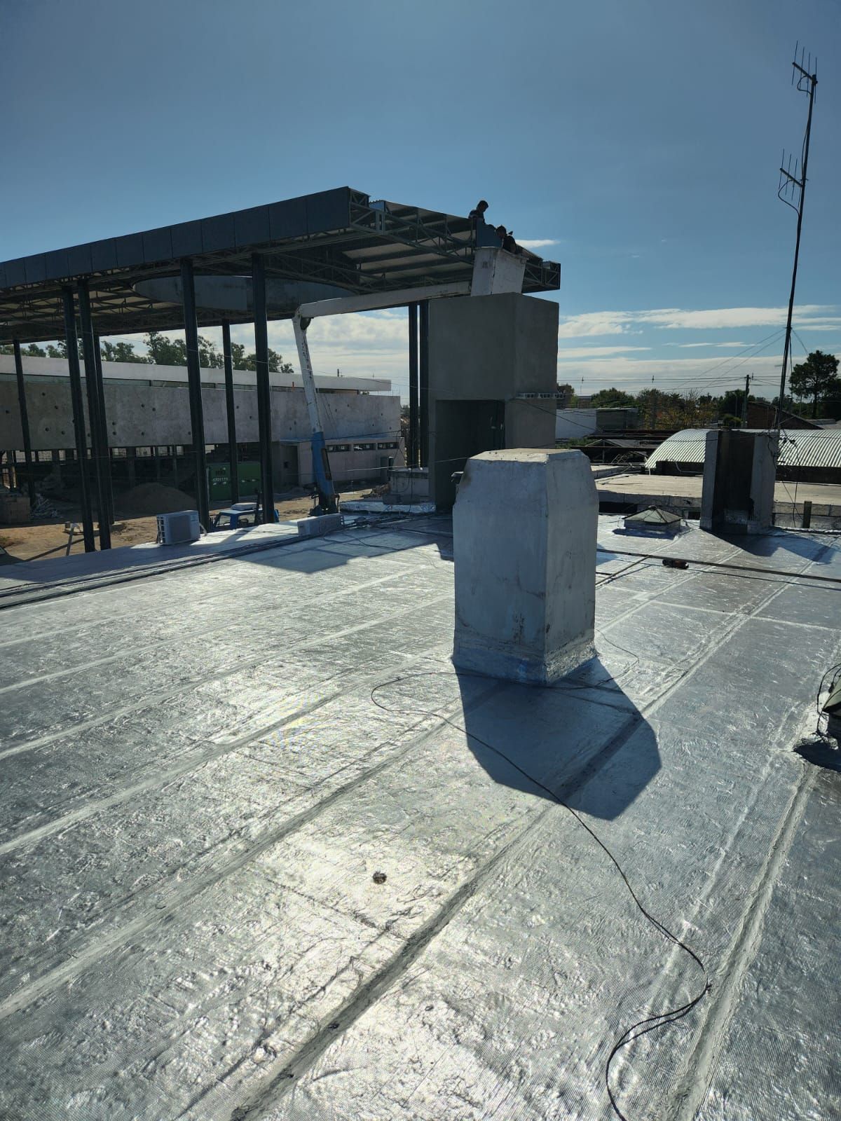 Hay una chimenea en el tejado de un edificio.