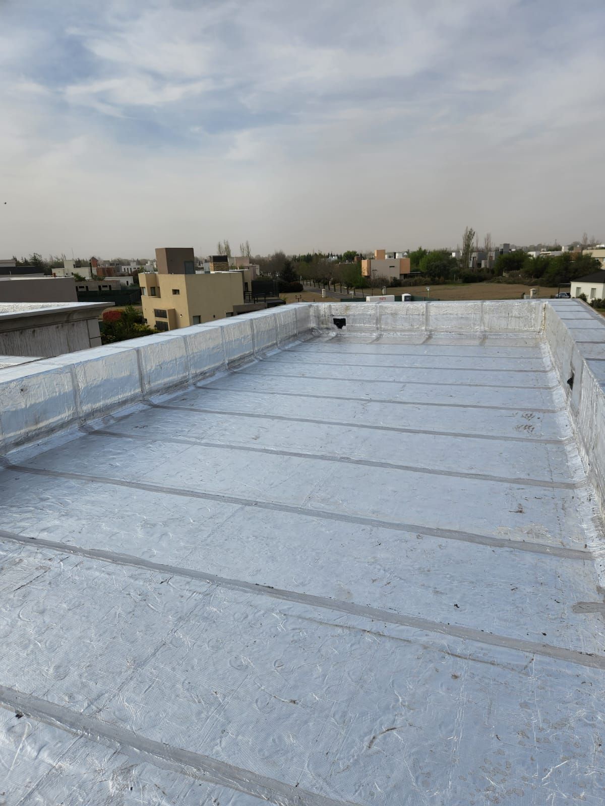 Un tejado con vistas a una ciudad al fondo.