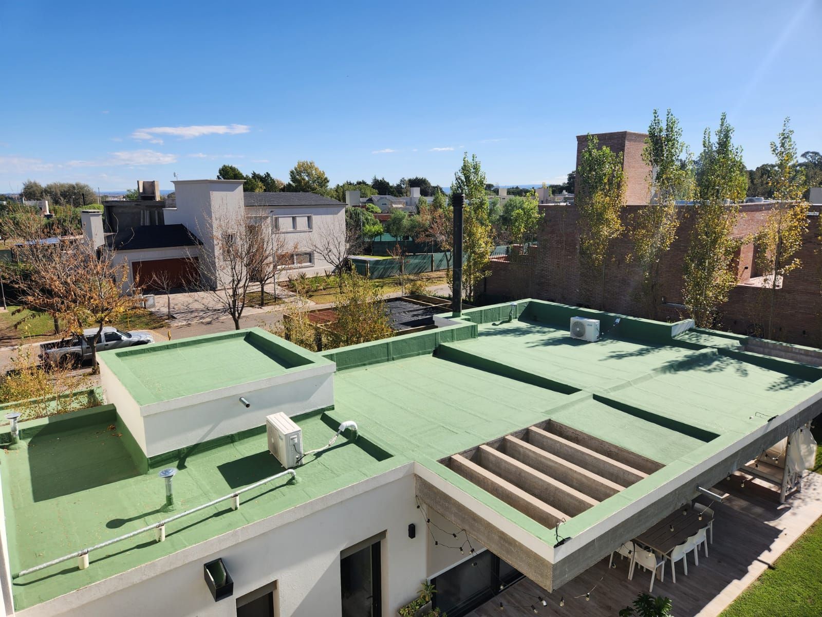 Vista aérea de una casa con techo verde.