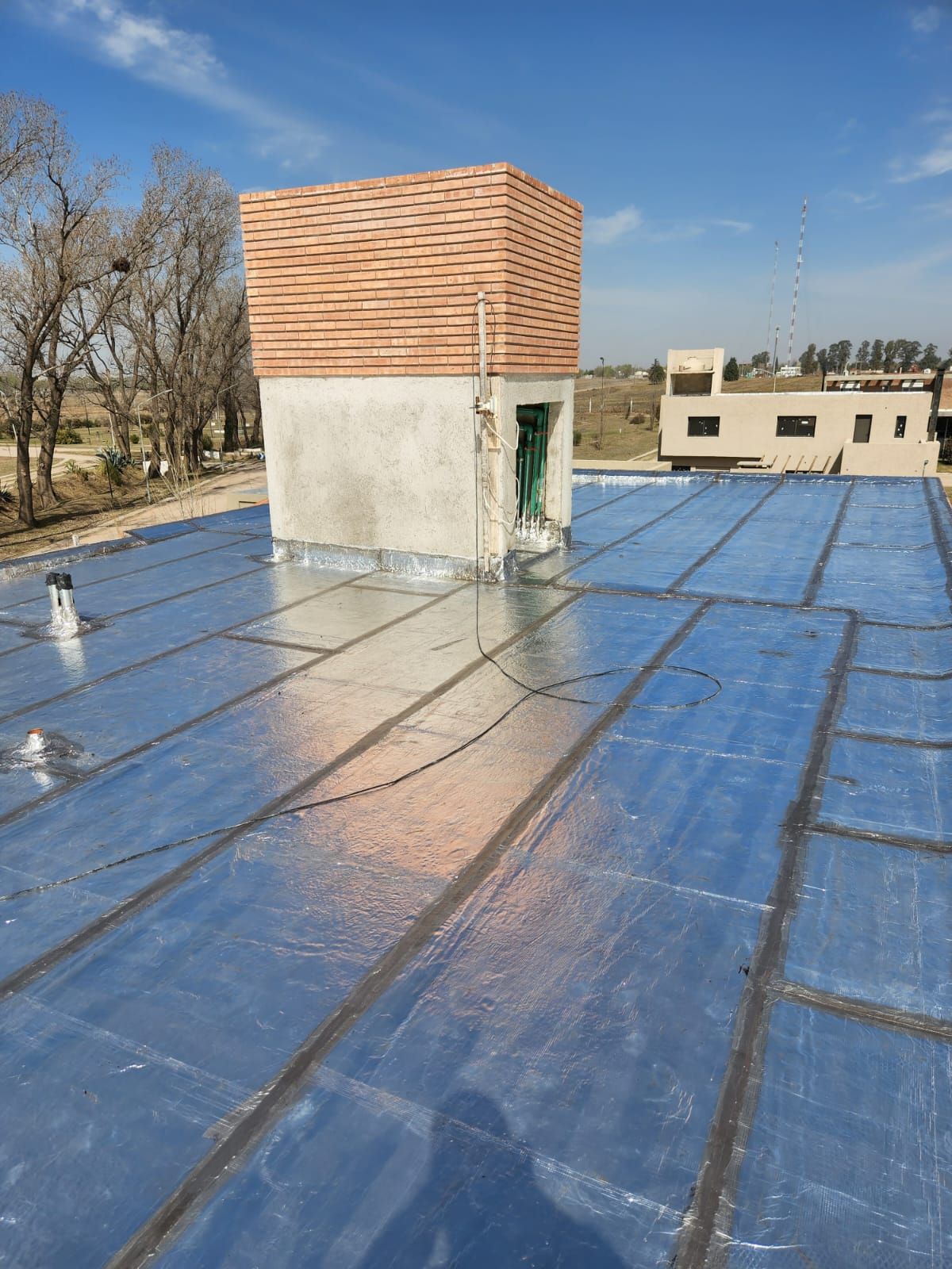 Un techo con una chimenea encima.