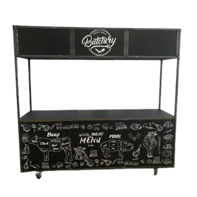 Slagerijstand met krijtbordontwerp waarop vleesstukken en een Butchery logo 