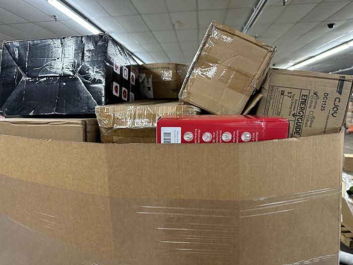 24 pallets of amazon mediums general merchandise