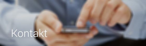 Eine Nahaufnahme einer Person, die ein Mobiltelefon benutzt, auf dessen Unterseite „Kontakt“ steht