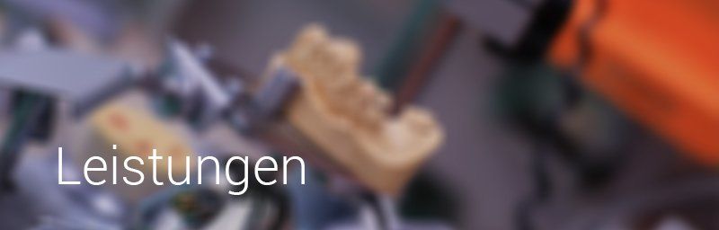 Ein verschwommenes Bild mit dem Wort Leistungen darauf