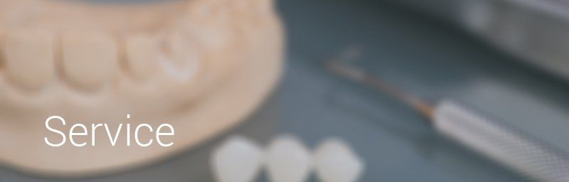 Eine Tasse Kaffee auf einer Untertasse mit dem Wort Service darauf geschrieben