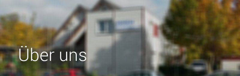 Ein verschwommenes Bild eines Hauses mit den Worten „über uns“ darauf