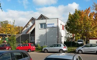Eine Reihe von Autos parken vor einem Gebäude mit der Aufschrift „Sicherheit“
