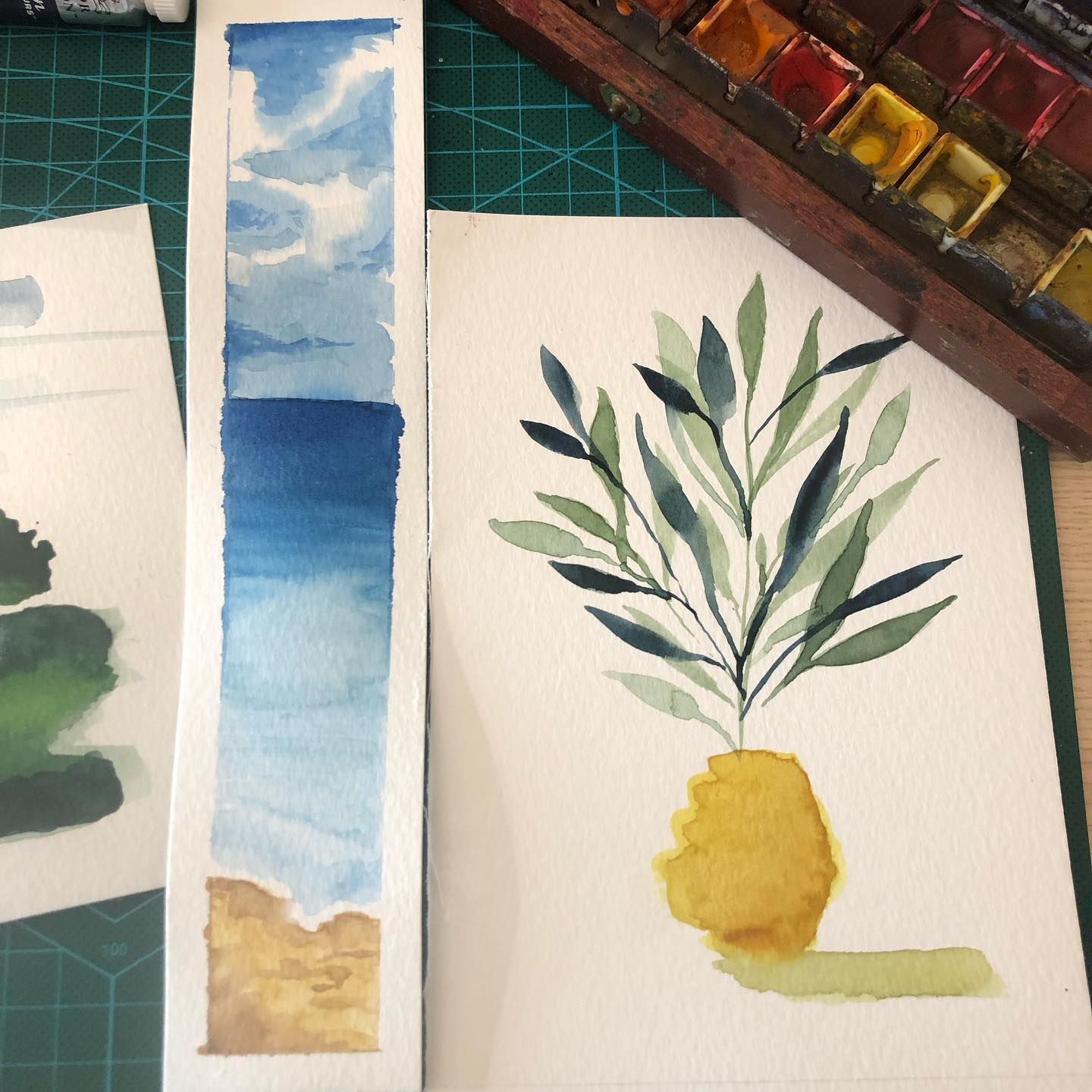 acquerellini sparsi su un tavolo