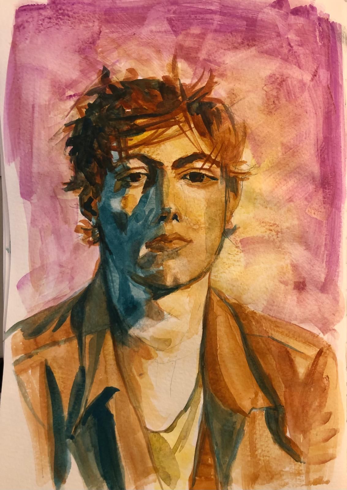 ritratto ad acquerello di volto di ragazzo a tinte dominanti in rosa
