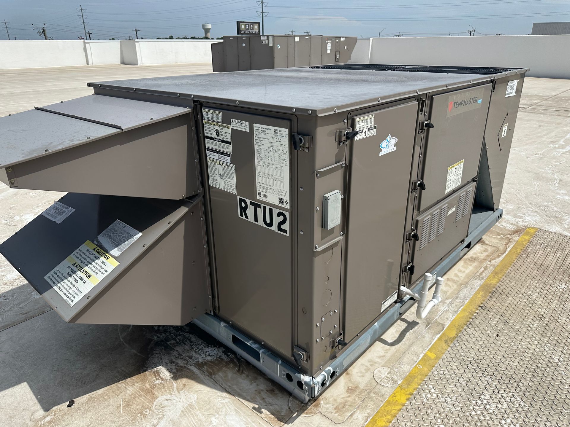 A large container with the word rtu2 on it