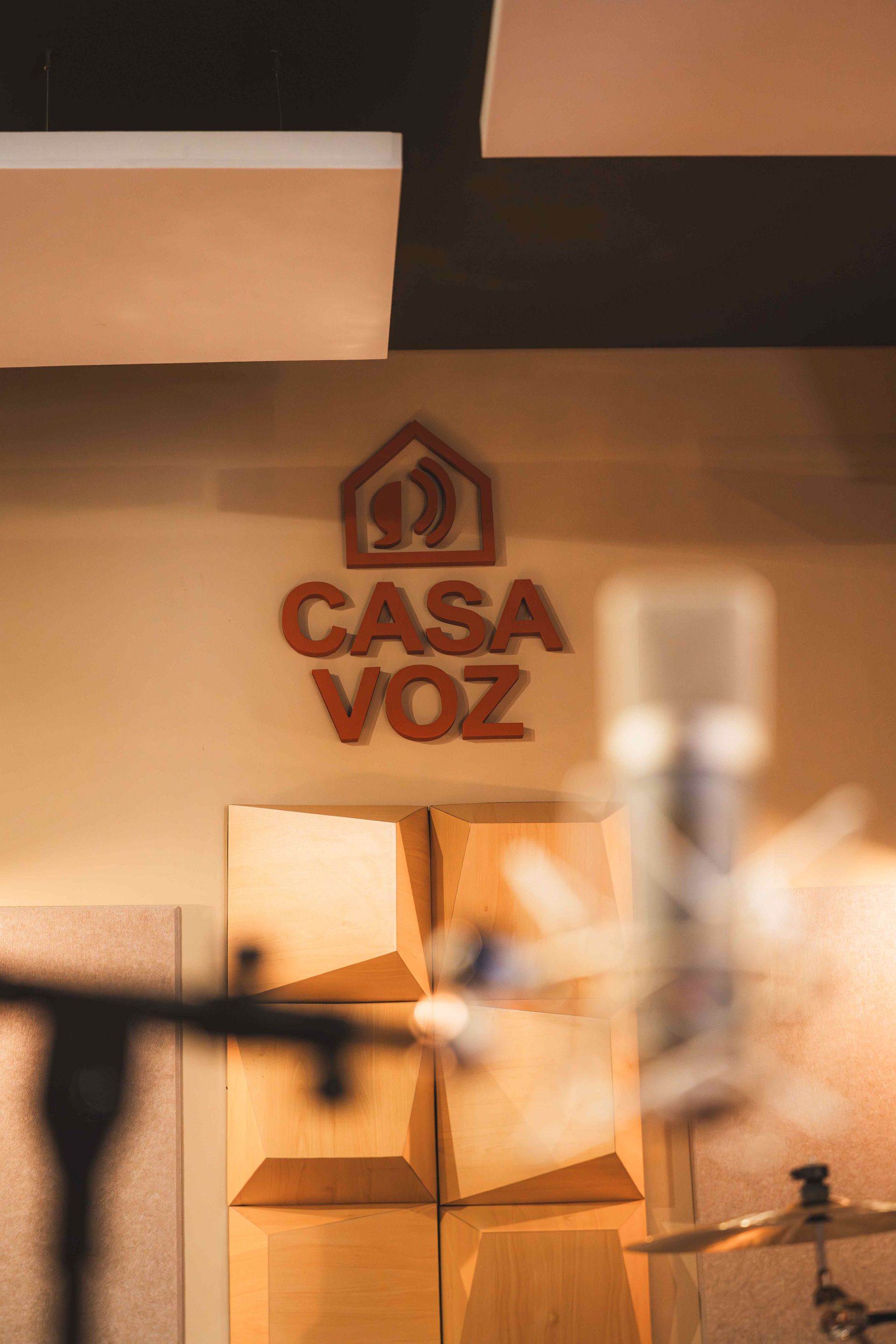 Parede de um estúdio de gravação com o logotipo 